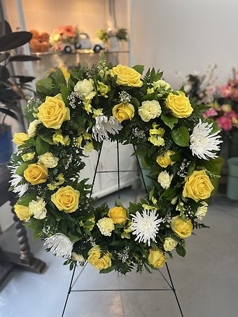 Yellow and White Standing Wreath